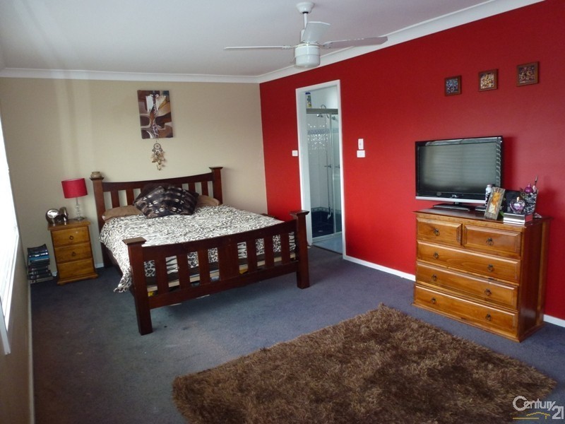 10 Taranaki Place, Macquarie Hills NSW 2285