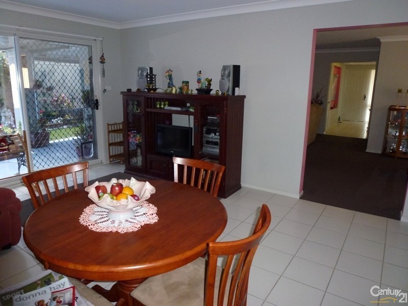 22 Lakeaire Circuit, Cameron Park NSW 2285