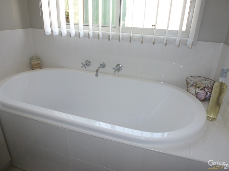 22 Lakeaire Circuit, Cameron Park NSW 2285