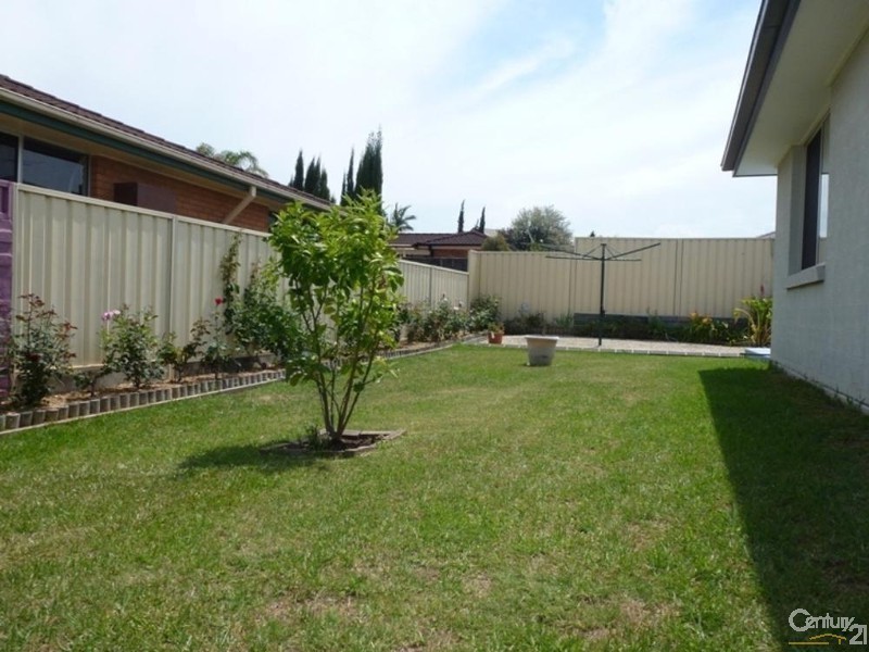 22 Lakeaire Circuit, Cameron Park NSW 2285