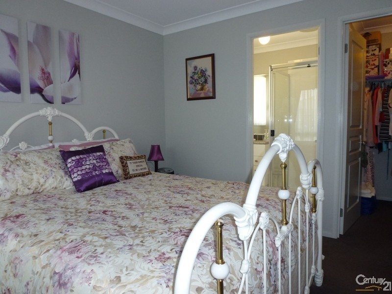 22 Lakeaire Circuit, Cameron Park NSW 2285