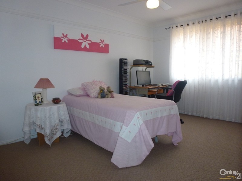 21 Bracken Close, Cameron Park NSW 2285