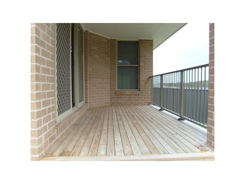 18 Woodbridge Drive, Cameron Park NSW 2285