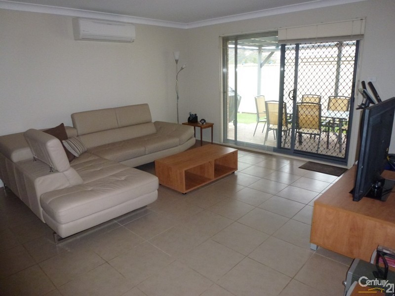 15 Lakeaire Circuit, Cameron Park NSW 2285