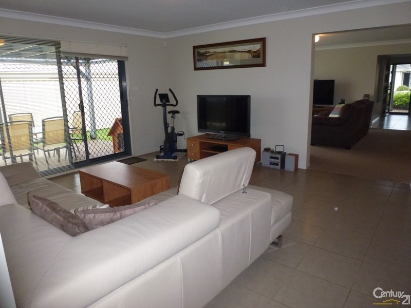 15 Lakeaire Circuit, Cameron Park NSW 2285