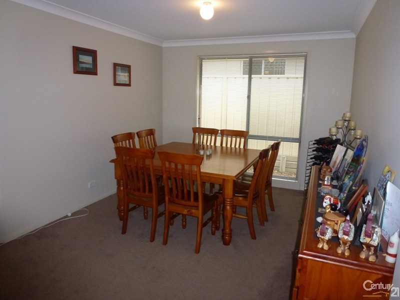 15 Lakeaire Circuit, Cameron Park NSW 2285