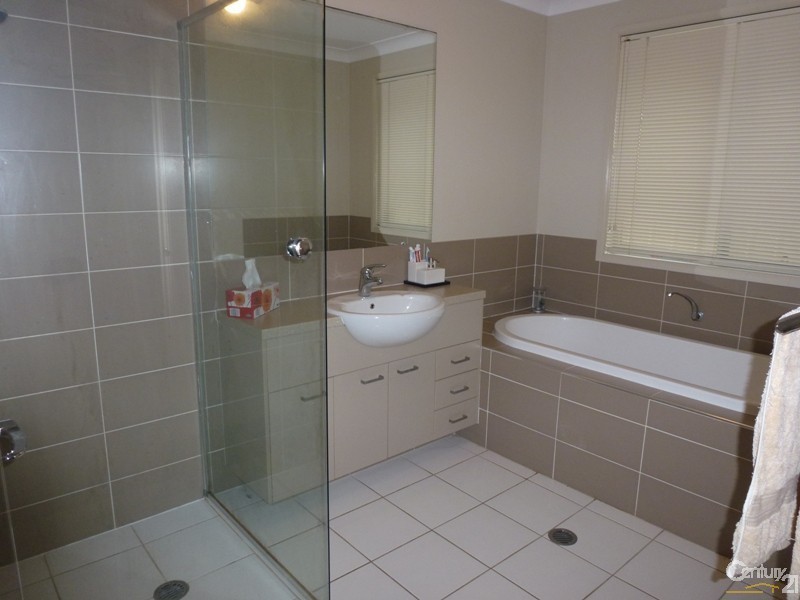 15 Lakeaire Circuit, Cameron Park NSW 2285