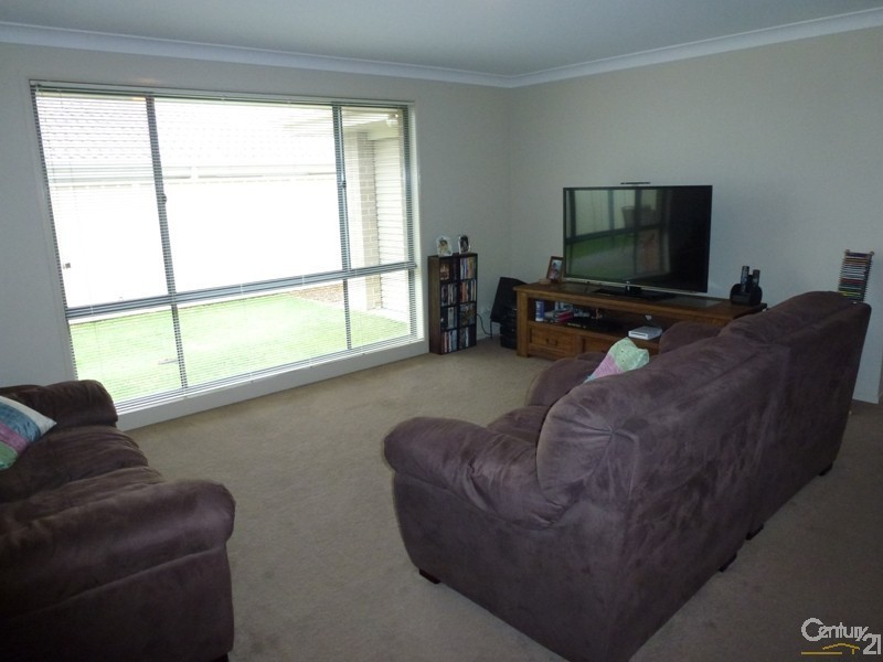 15 Lakeaire Circuit, Cameron Park NSW 2285