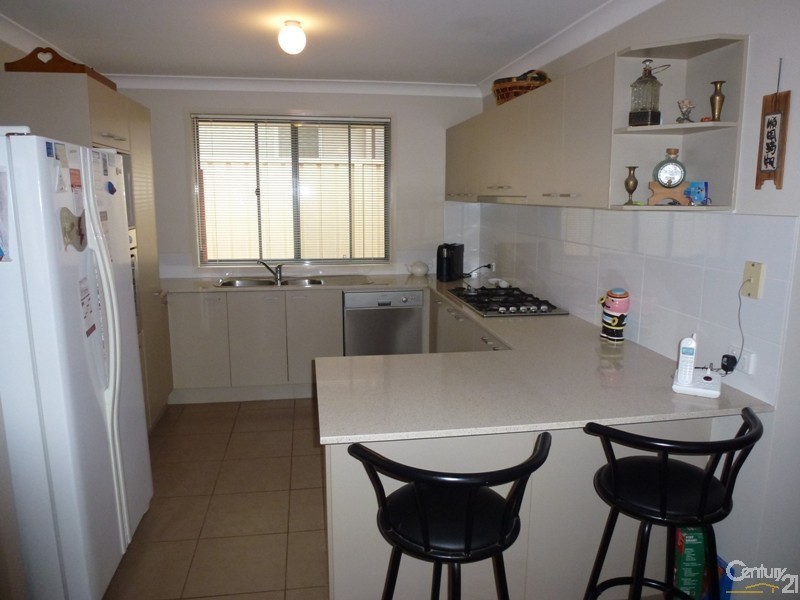 15 Lakeaire Circuit, Cameron Park NSW 2285