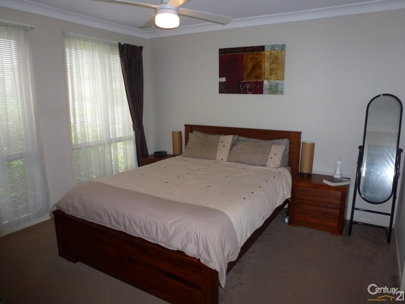 15 Lakeaire Circuit, Cameron Park NSW 2285