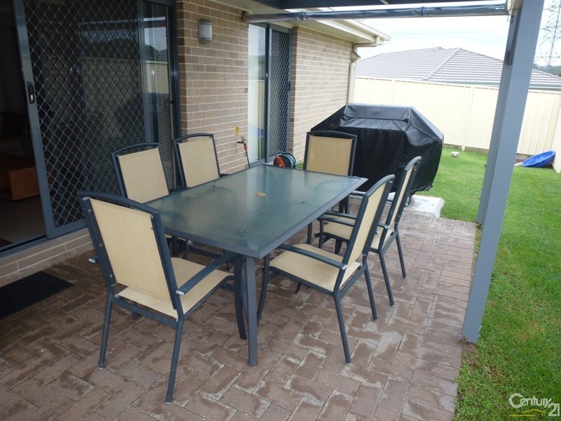 15 Lakeaire Circuit, Cameron Park NSW 2285