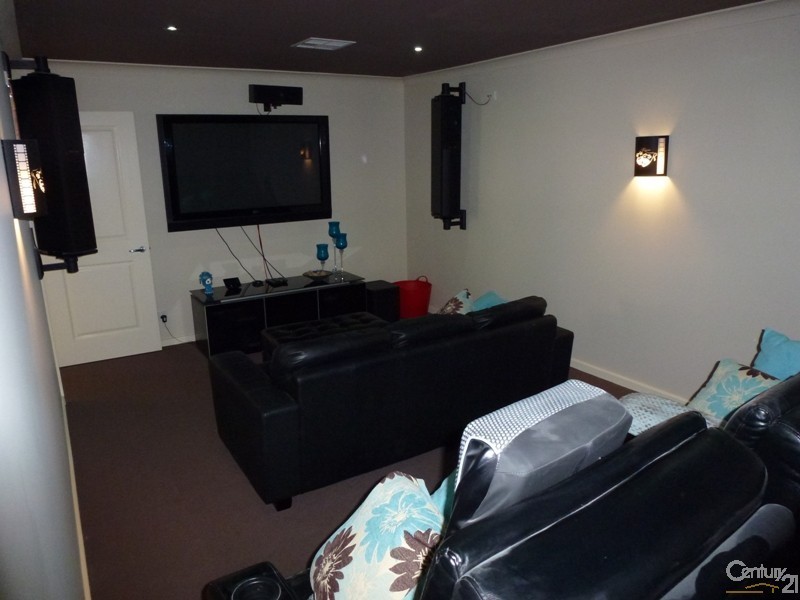 3 Canada Crescent, Cameron Park NSW 2285