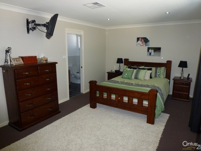 3 Canada Crescent, Cameron Park NSW 2285