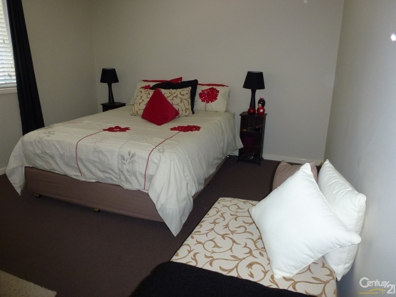 3 Canada Crescent, Cameron Park NSW 2285