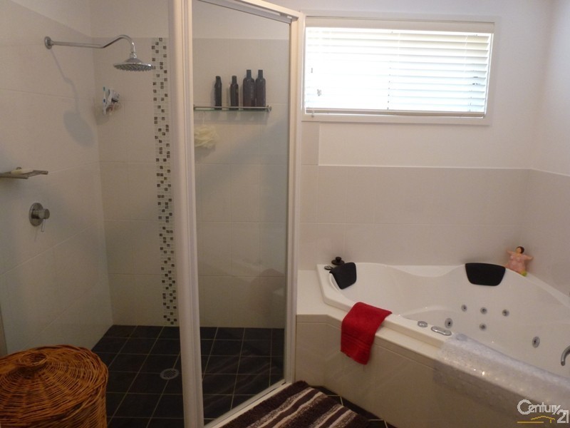 3 Canada Crescent, Cameron Park NSW 2285