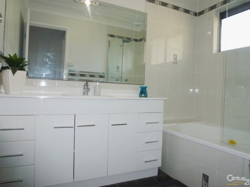 8 Tanunda Close, Holmesville NSW 2286