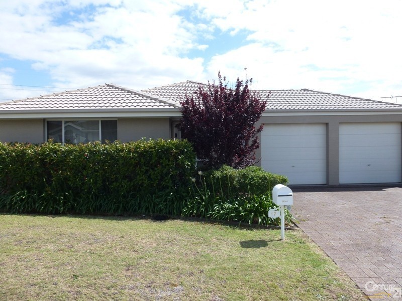 17 Lakeaire Circuit, Cameron Park NSW 2285