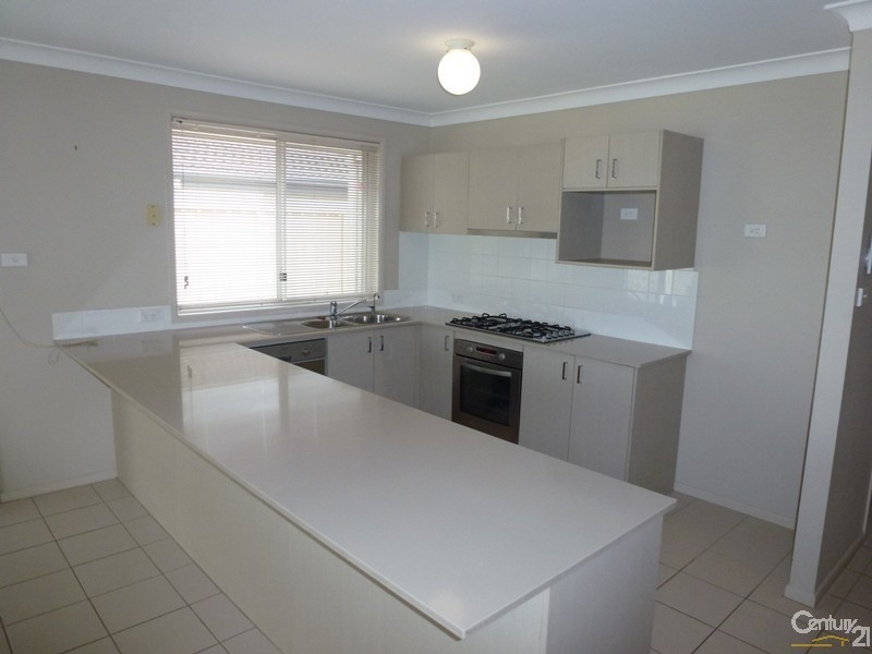 17 Lakeaire Circuit, Cameron Park NSW 2285