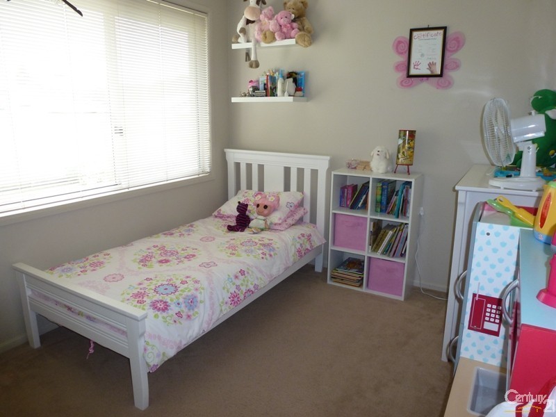 17 Lakeaire Circuit, Cameron Park NSW 2285