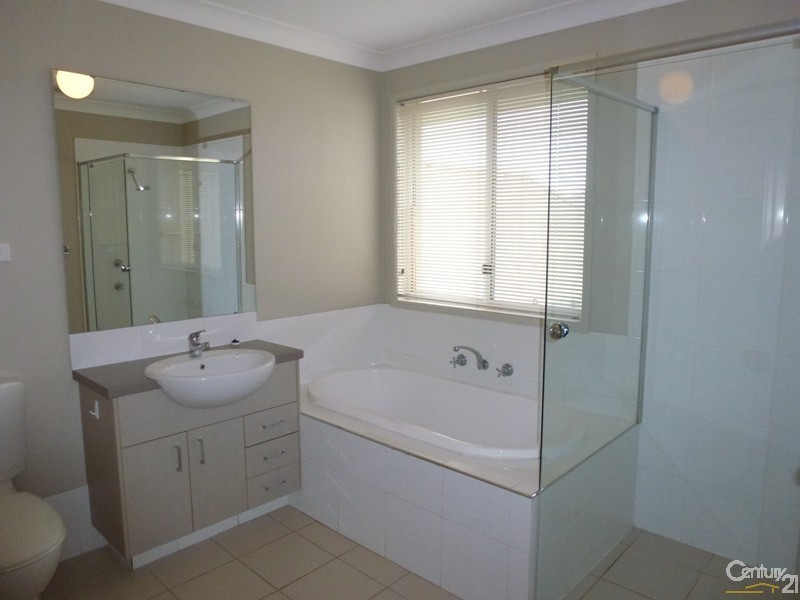 17 Lakeaire Circuit, Cameron Park NSW 2285