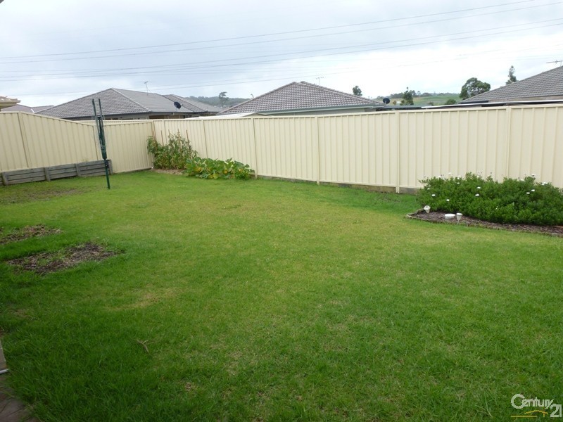 17 Lakeaire Circuit, Cameron Park NSW 2285