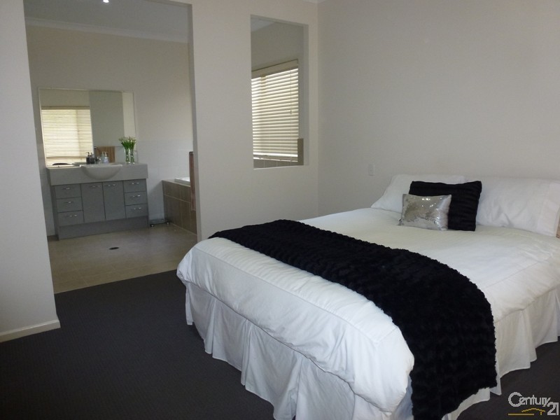 7 Foveaux Street, Cameron Park NSW 2285