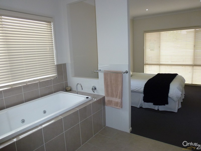 7 Foveaux Street, Cameron Park NSW 2285