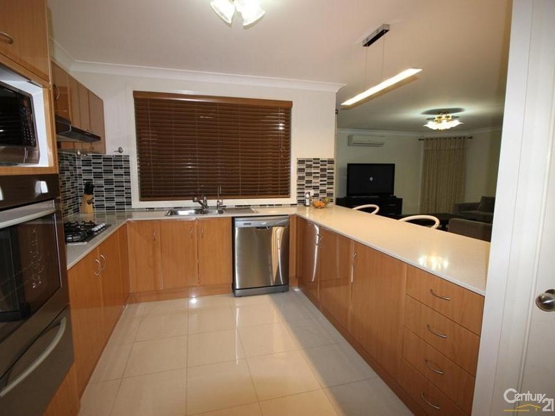 11 Clarkstone Avenue, Cameron Park NSW 2285