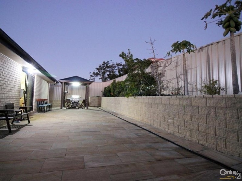 11 Clarkstone Avenue, Cameron Park NSW 2285