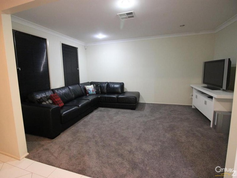 33 Araminta Chase, Cameron Park NSW 2285