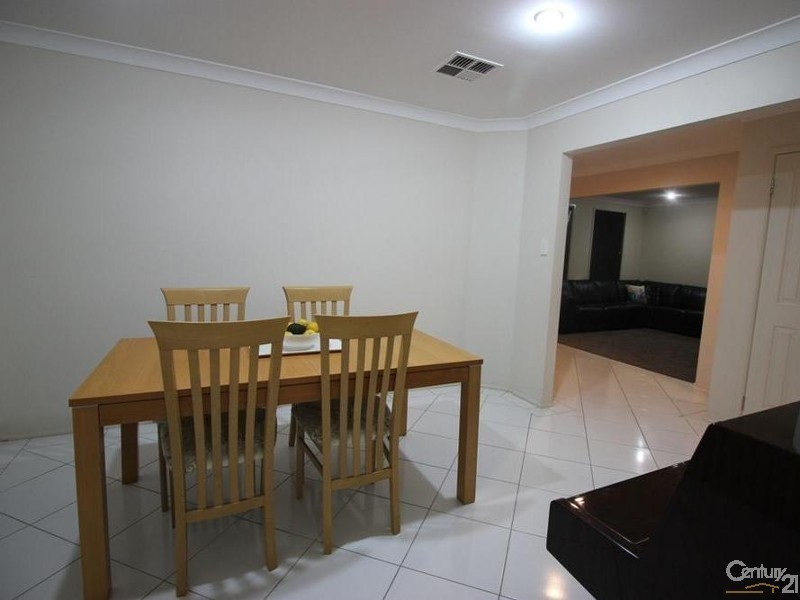 33 Araminta Chase, Cameron Park NSW 2285