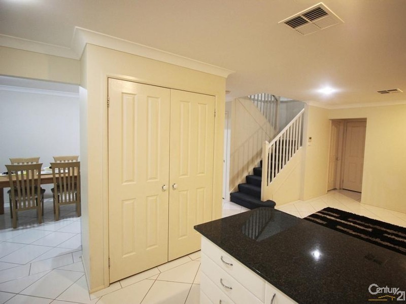 33 Araminta Chase, Cameron Park NSW 2285