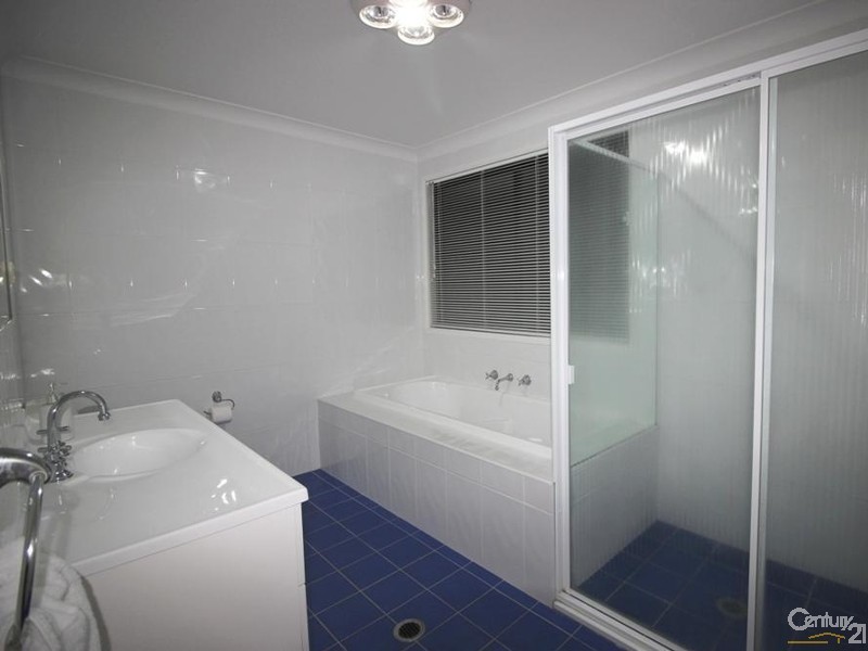 33 Araminta Chase, Cameron Park NSW 2285