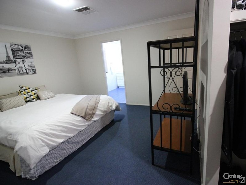 33 Araminta Chase, Cameron Park NSW 2285