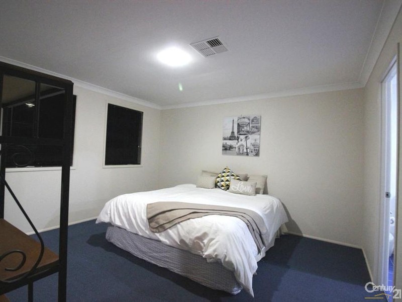 33 Araminta Chase, Cameron Park NSW 2285