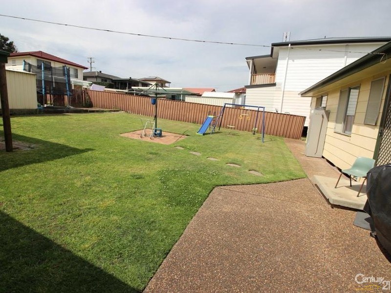 8 Renfrew Crescent, Edgeworth NSW 2285