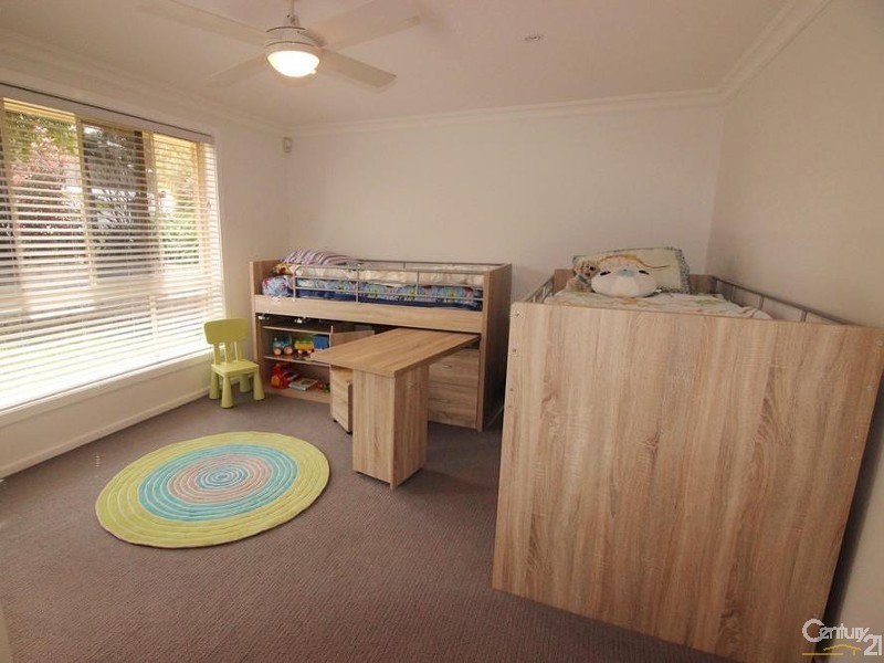 8 Nancy Close, Cameron Park NSW 2285