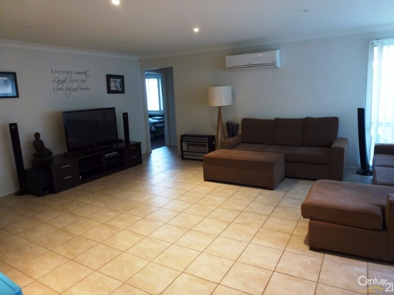 14 Lakeaire Circuit, Cameron Park NSW 2285
