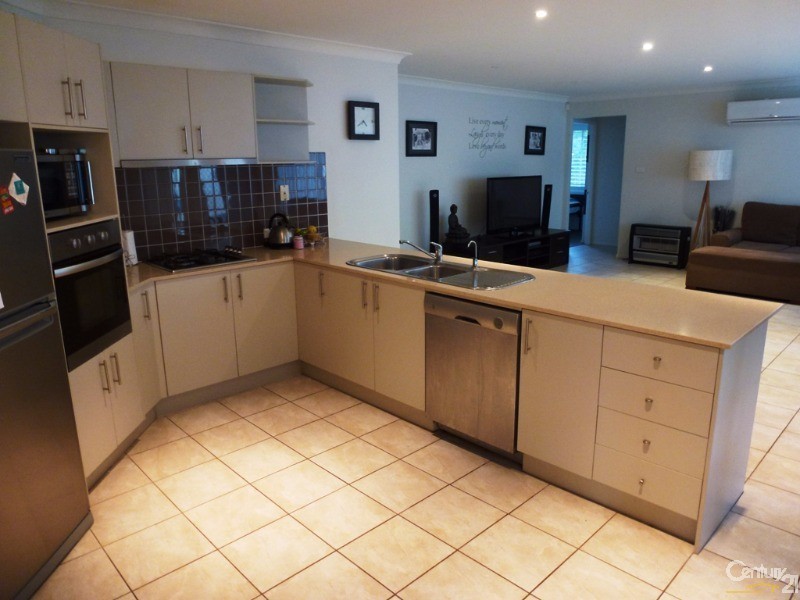 14 Lakeaire Circuit, Cameron Park NSW 2285