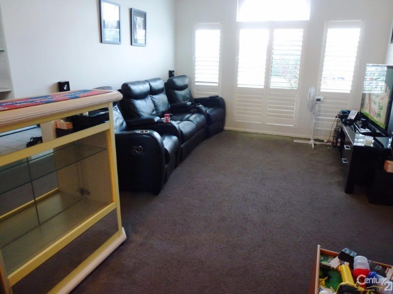 14 Lakeaire Circuit, Cameron Park NSW 2285