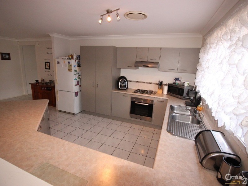 3 Hawkins Place, Cameron Park NSW 2285
