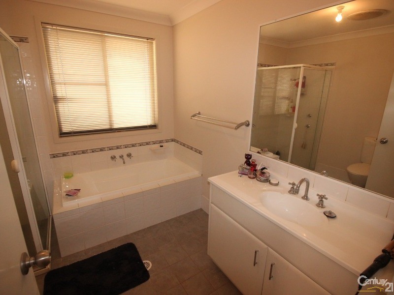3 Hawkins Place, Cameron Park NSW 2285