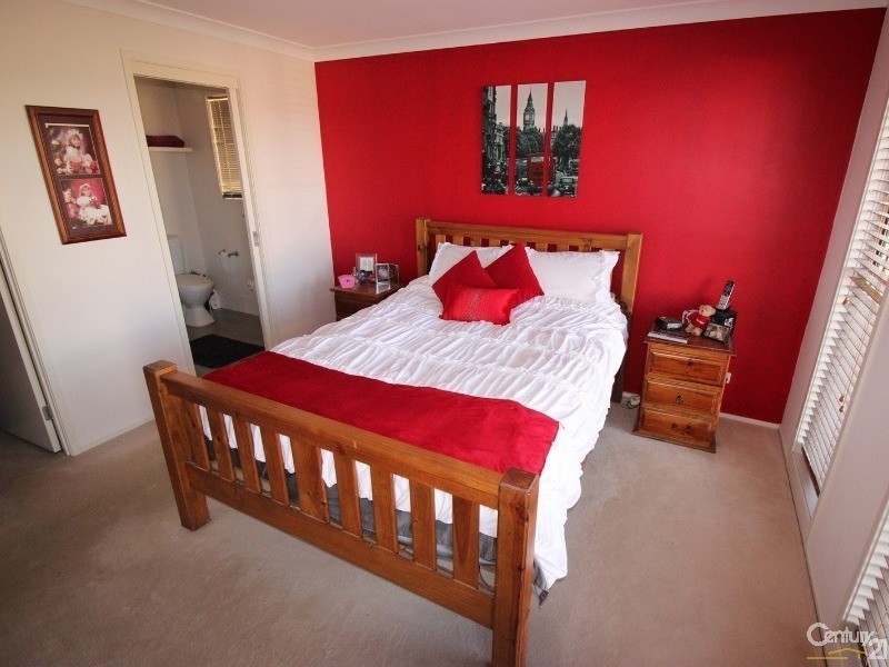 3 Hawkins Place, Cameron Park NSW 2285