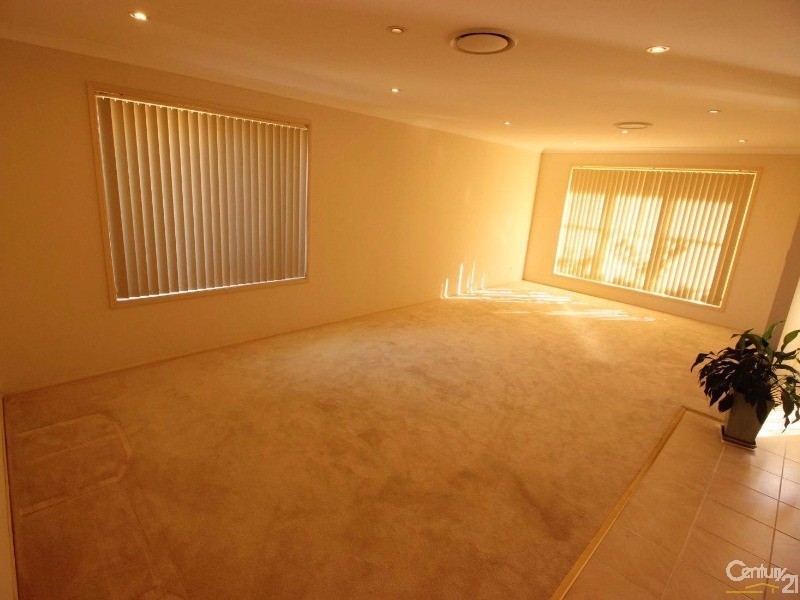 10 Hawkins Place, Cameron Park NSW 2285