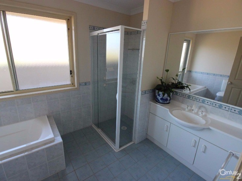 10 Hawkins Place, Cameron Park NSW 2285