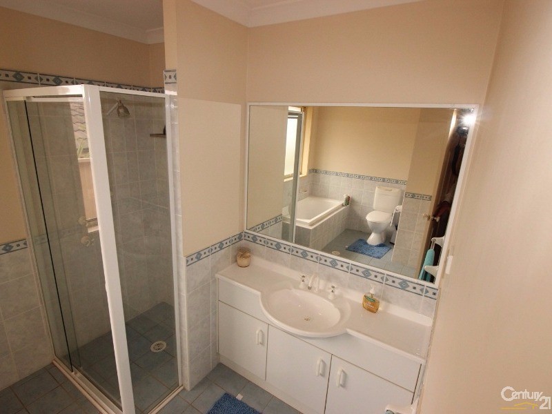 10 Hawkins Place, Cameron Park NSW 2285