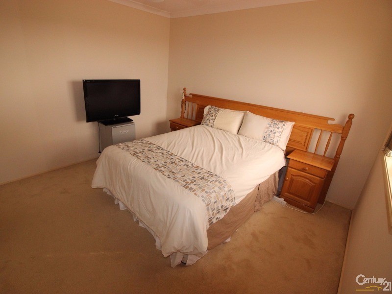 10 Hawkins Place, Cameron Park NSW 2285