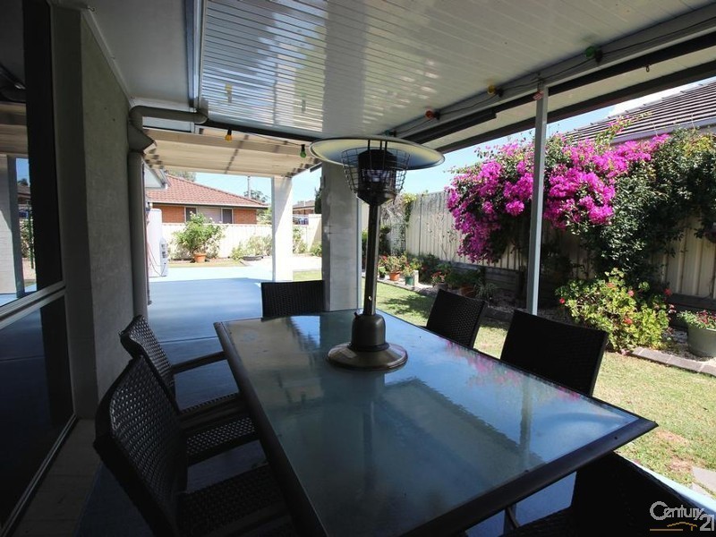 22 Lakeaire Circuit, Cameron Park NSW 2285