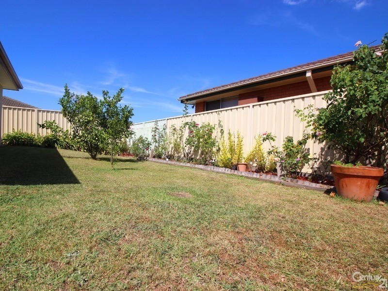 22 Lakeaire Circuit, Cameron Park NSW 2285