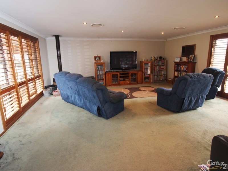 33 Throckmorton Street, Killingworth NSW 2278